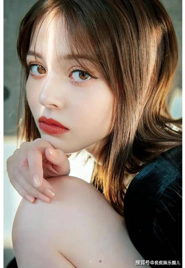 加藤娜娜自幼就展现出了她出众的美貌和艺术天赋.她在