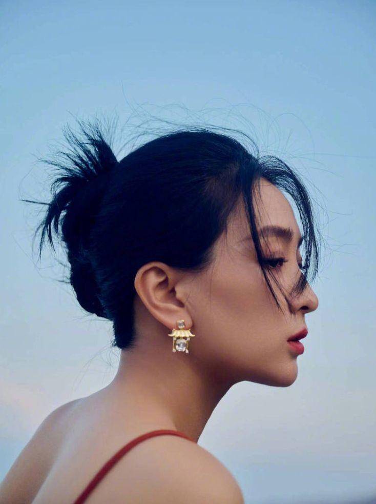 马苏身穿红色开衩连衣裙,双腿曲线优美,秀出迷人双腿_魅力_照片_气质