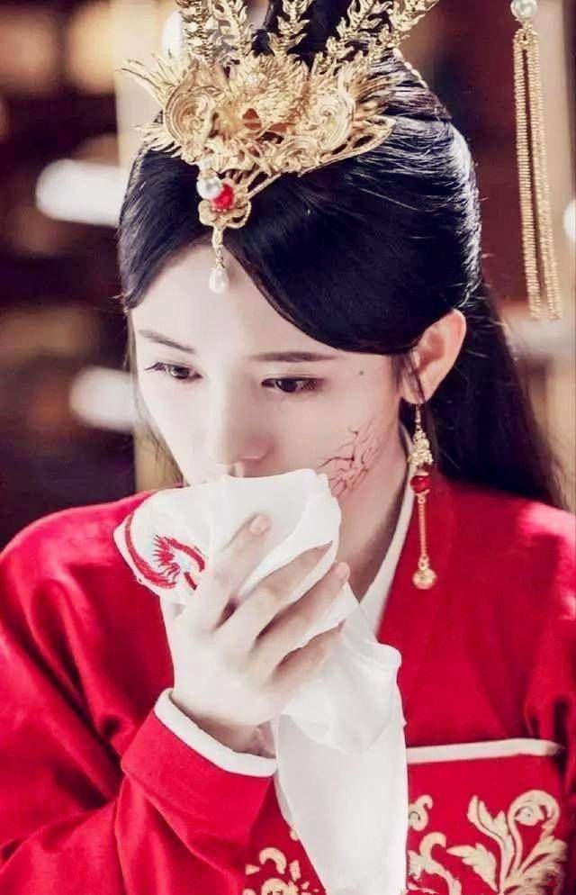 不能见人,但鞠婧祎脸上的毒疮,就像一个漂亮的纹身,跟丑扯不上什么