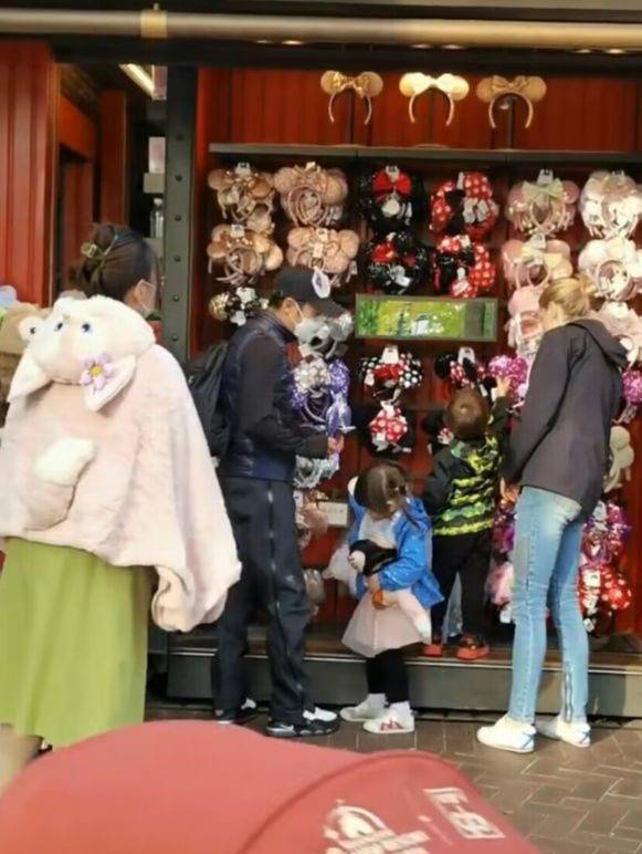 撒贝宁一家现身迪士尼,混血双胞胎模样可爱,更像混血妻子李白_儿子