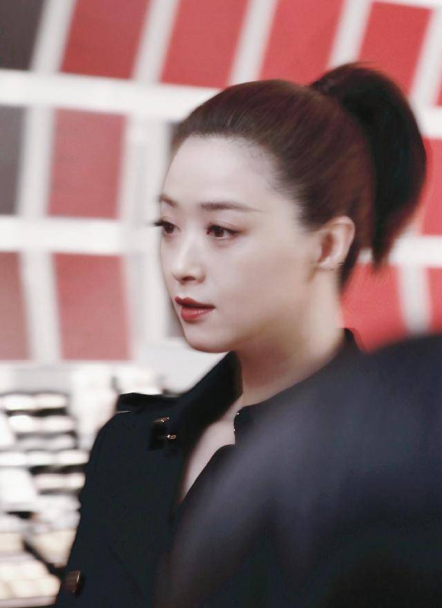 蒋欣新款高马尾发型"火"了,搭配黑色look至少减龄20岁,太惊艳,其实