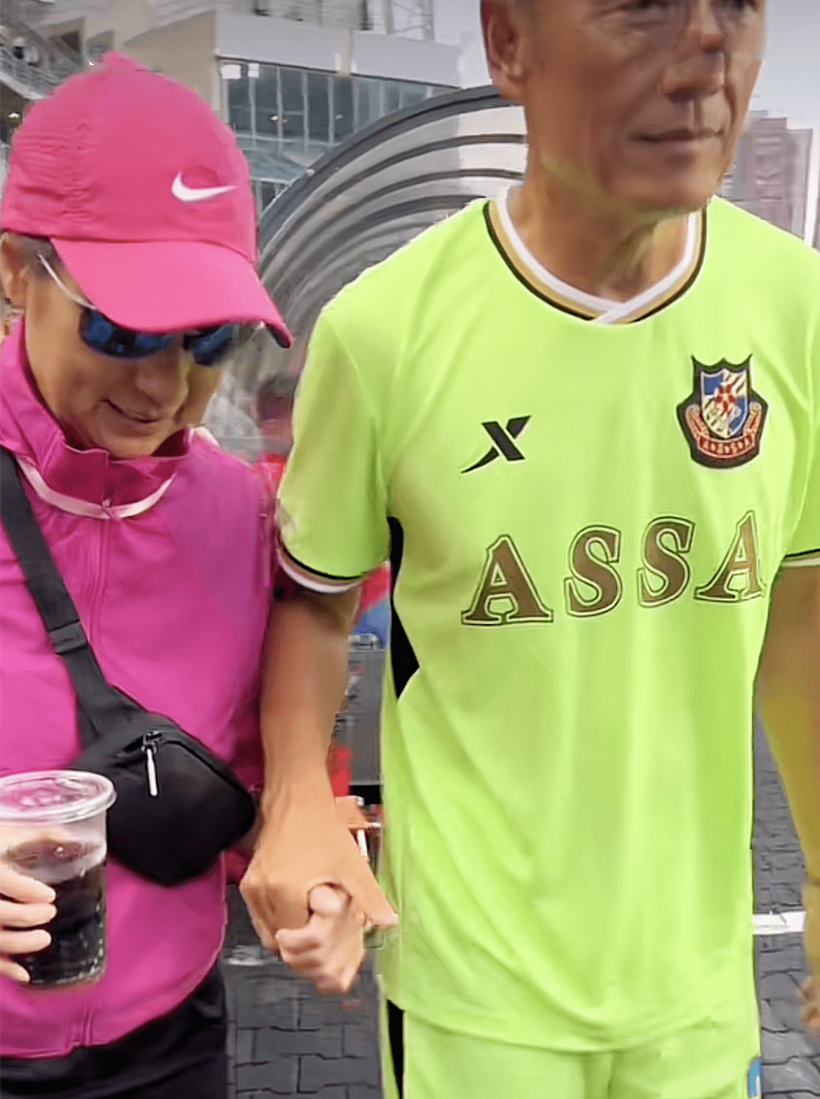 苗侨伟携妻子现身球场!