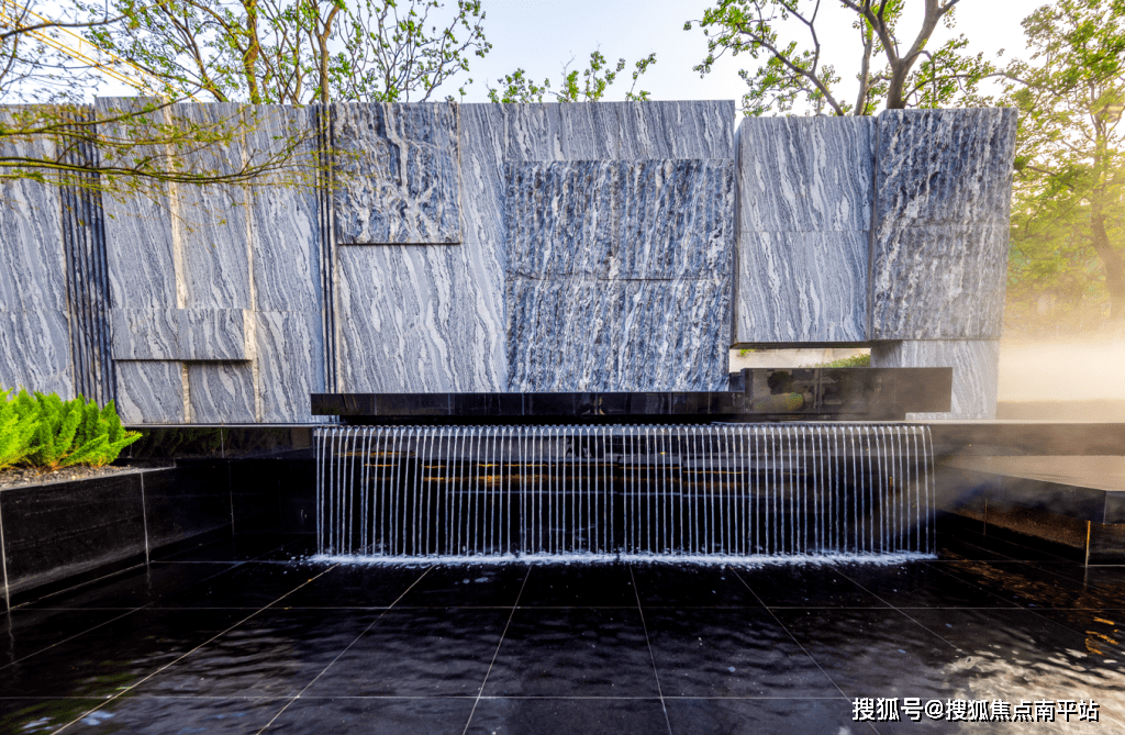 展示区水景墙实景图这些乌桕并不是简单排布,而是精心地研判了树与