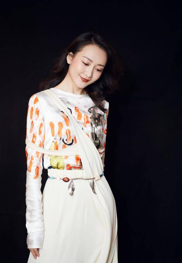 王鸥好会穿衣搭配,大波浪卷发造型搭配白色半身裙,女人味十足_发型