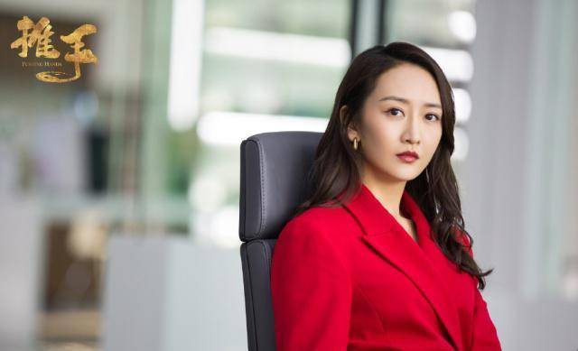 王鸥新造型美到了,大红色商务西服搭配卷发造型,魅力十足_气质_发型