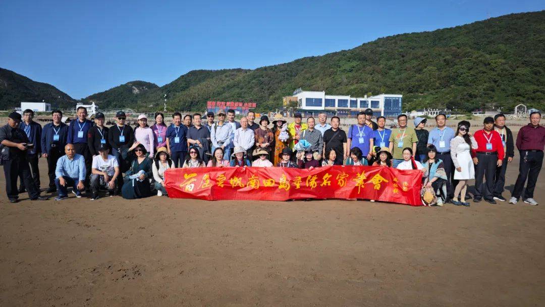 记得馨香如梦,从教夜气分凉.惊鸿黄彻乩.青春曾逐梦,神意水云乡.