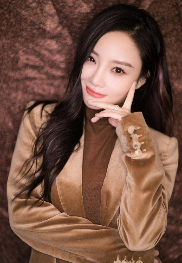 李小璐做新发型,工作室晒私房美照,烫s卷发造型清纯阳光,真美_白色