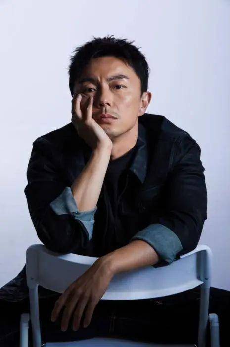 因周润发一句话退圈,30年后再度翻红,妻子是我们熟悉的她_谢苗_王晶