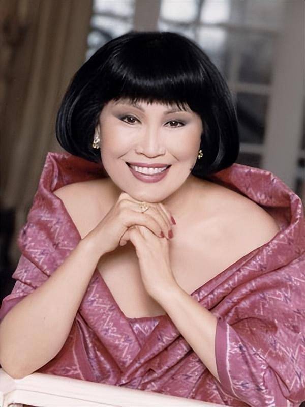 她就是靳羽西,出生于广州桂林.1.出人意料的决定她到底是谁?