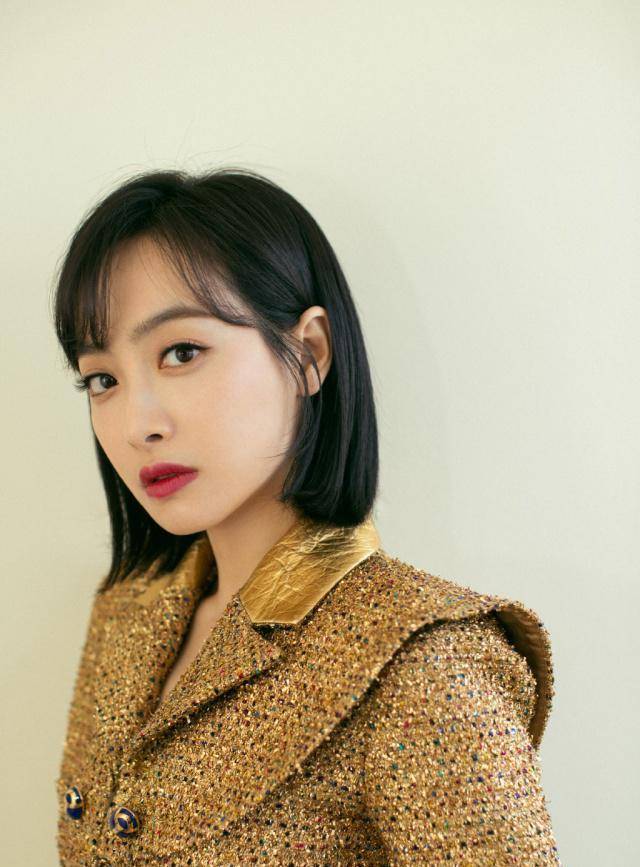 宋茜换新造型,波波头短发搭配白t恤和牛仔背带裤,减龄又时髦_时候