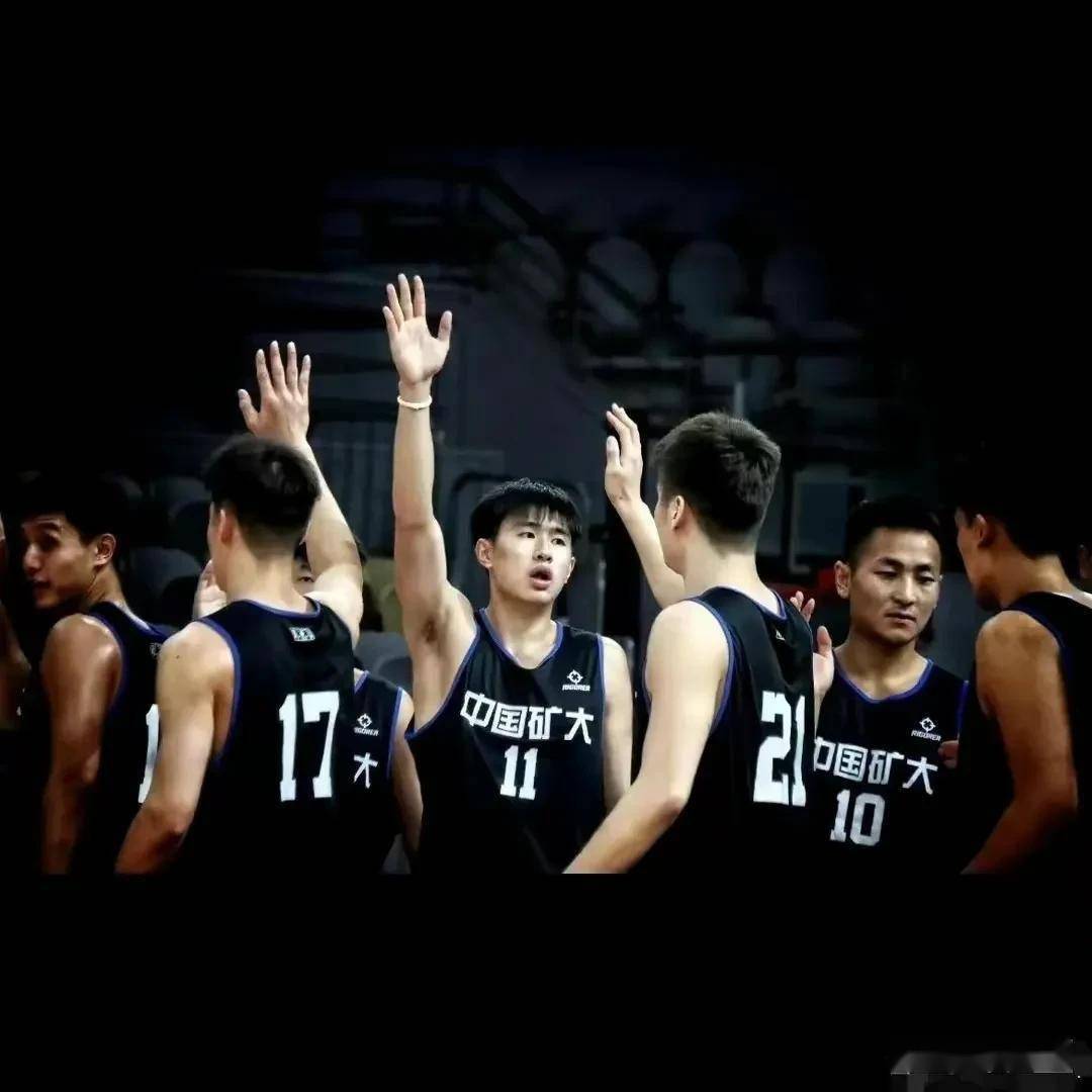 胡小龙:利用自己出色的下盘能力以及吨位,成了一个防守尖兵_中锋_杨