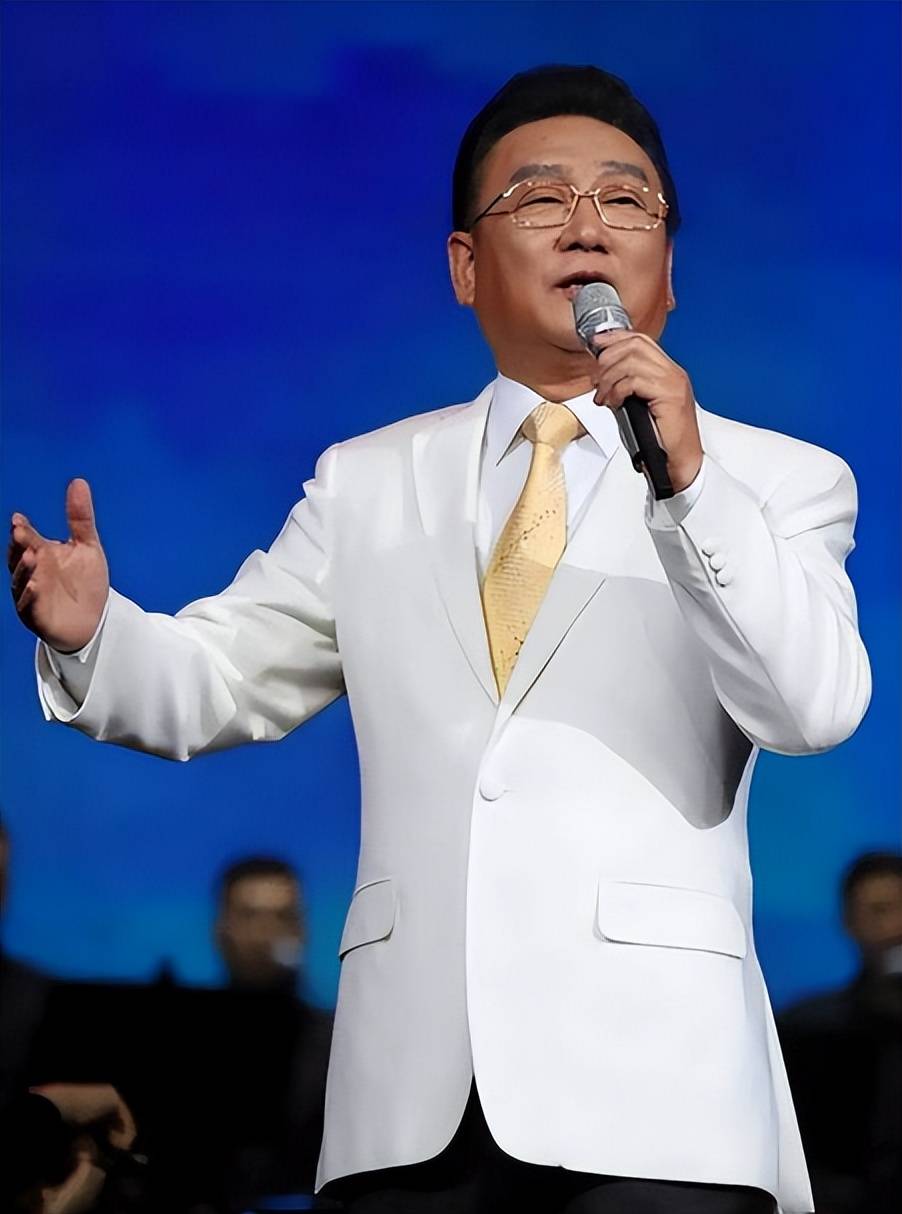 76岁蒋大为参加婚礼演出,头发稀疏显老态,被爆一首歌30万