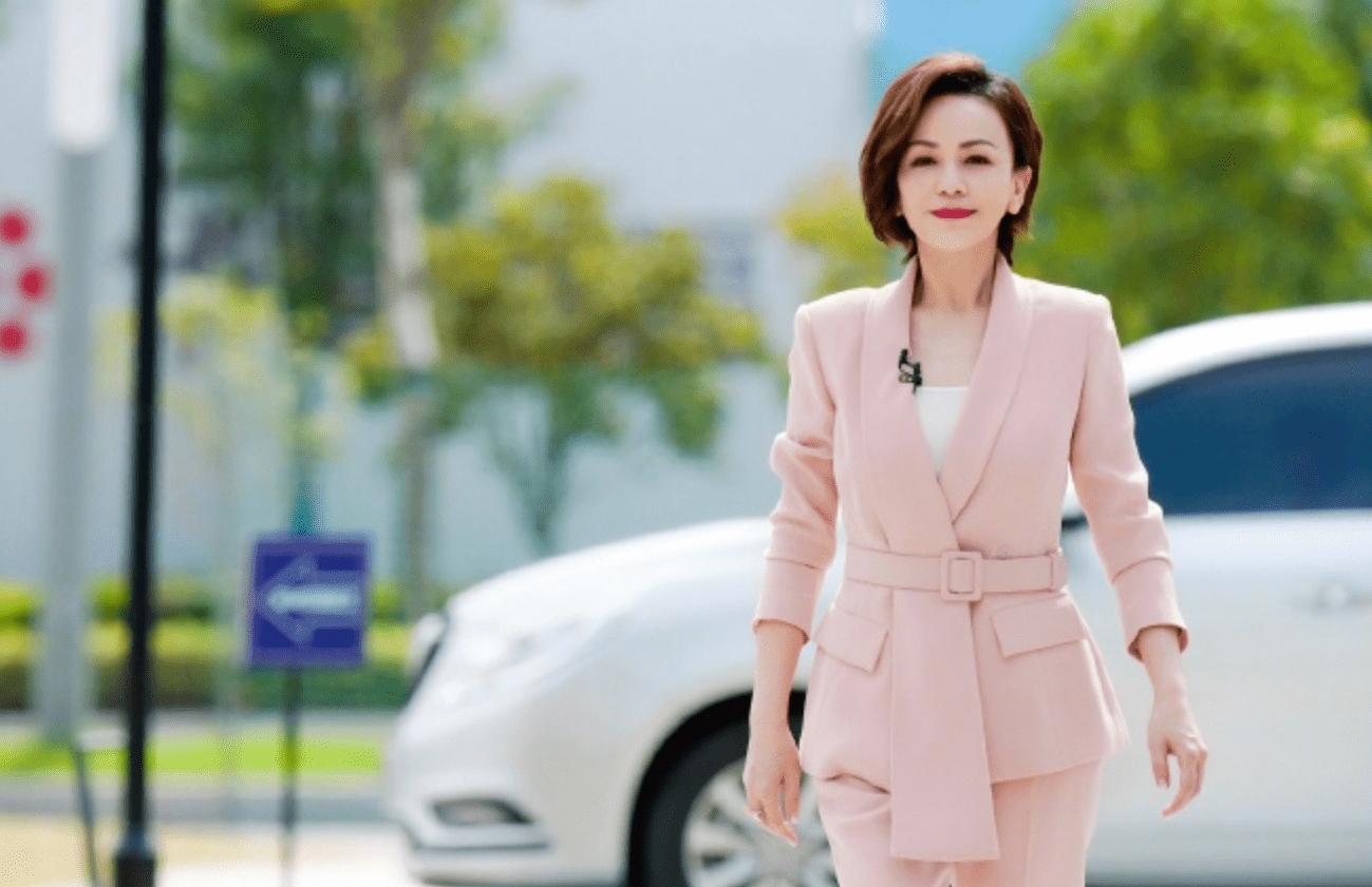 "雪姨"王琳节目中下跪磕头,何洁吓到变形,黄奕叶璇表情耐人寻味_网友