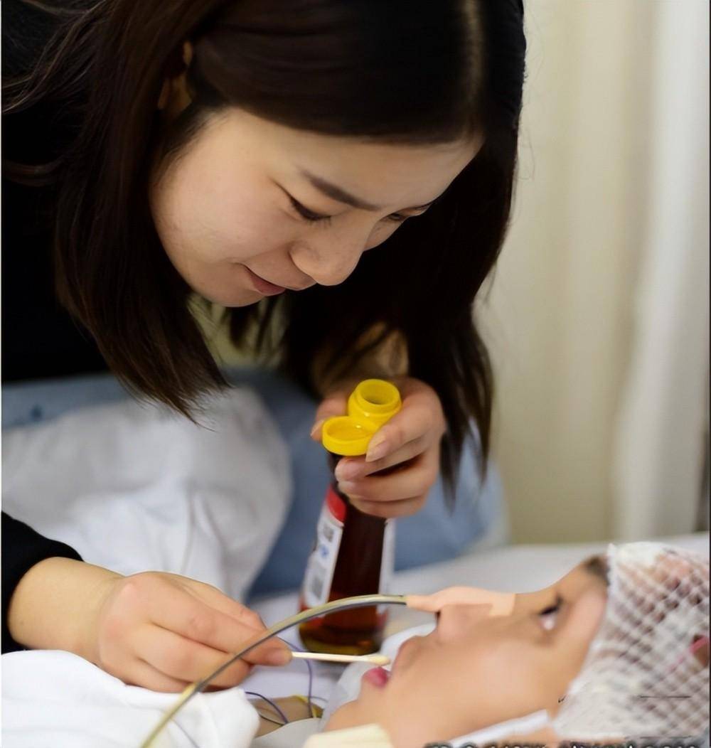 弟弟车祸只剩半个头,山东女子舍弃20万年薪,搬砖照顾植物人弟弟_秦承