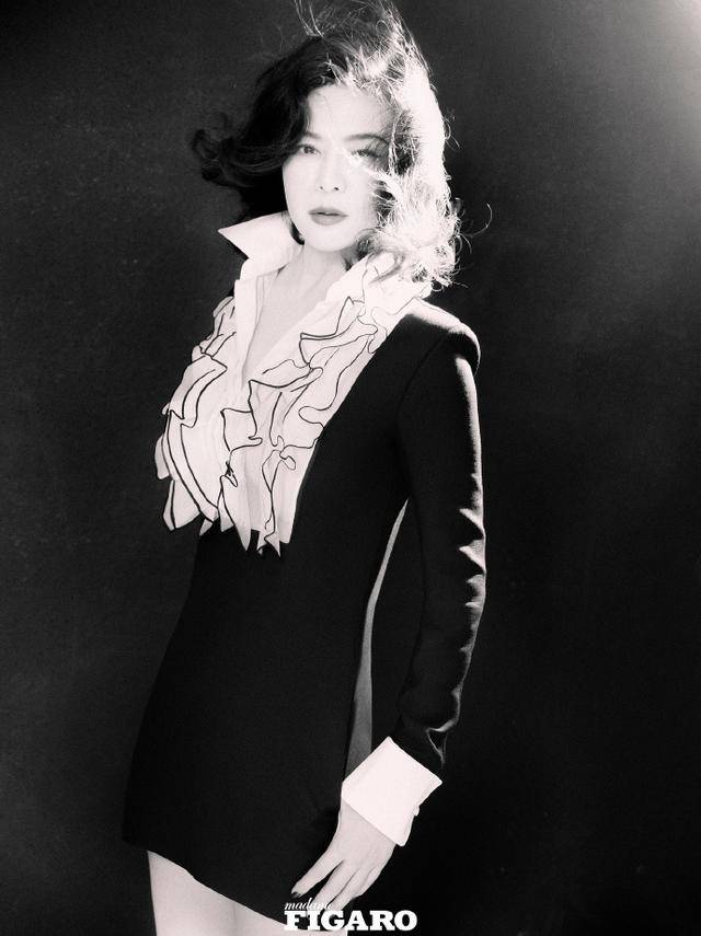 关之琳最新封面写真,不单高贵大方,又凸显曼妙多姿妩媚动人身姿_照片