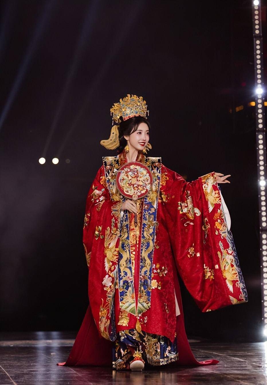 宣璐有钱就是任性,头顶三十万的冠,身穿三万六的汉服,太美了_婚纱