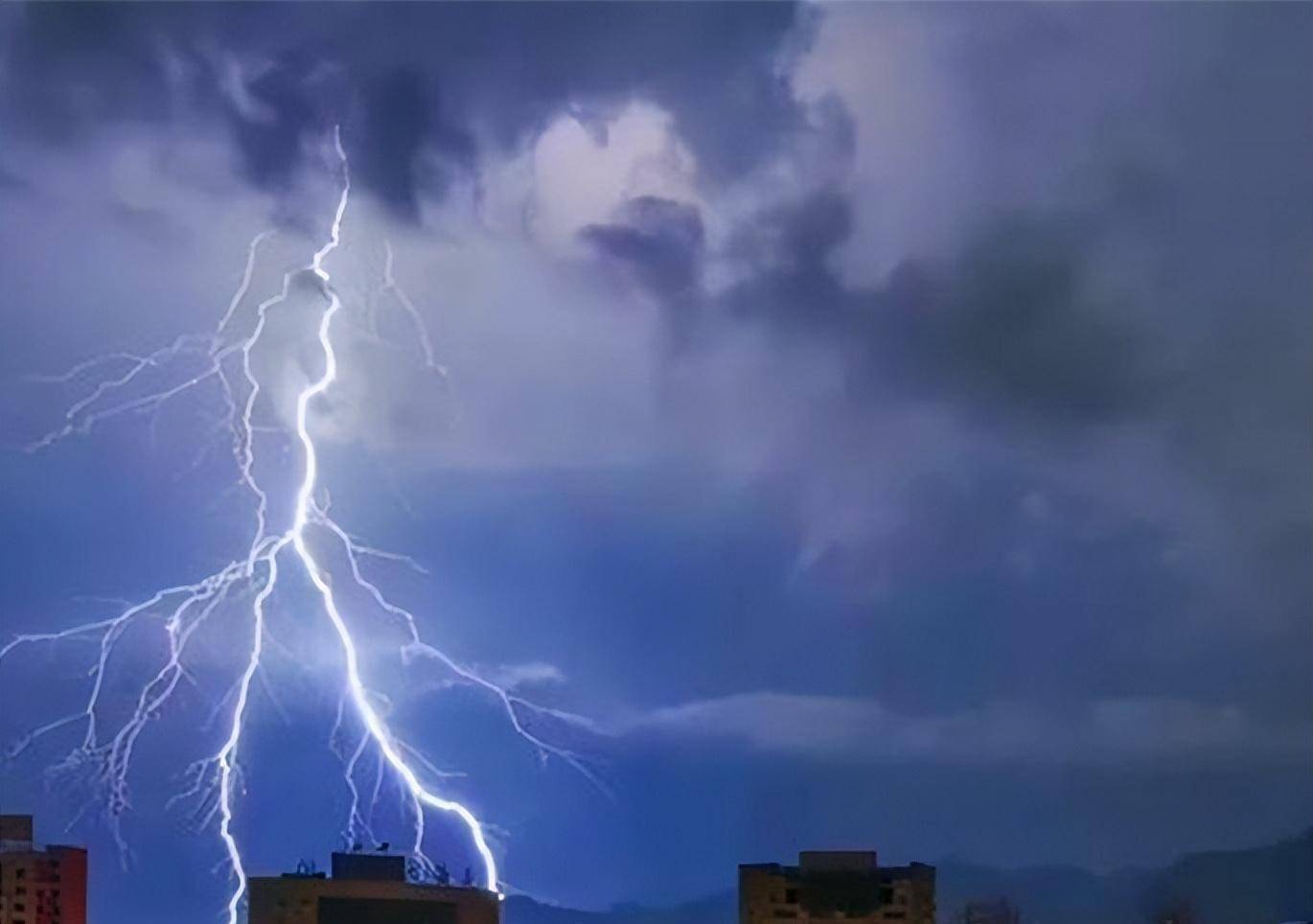 英国男子10年连遭3次雷劈,全身瘫痪而亡,4年后坟墓又遭雷劈_萨摩_福特