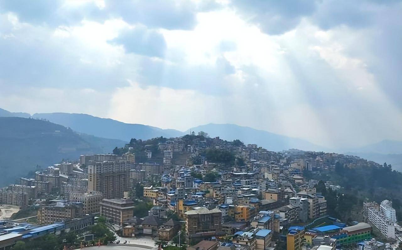 云南建在山顶上的小城,两侧是悬崖如同飘在云端,适合养老_绿春县_县城