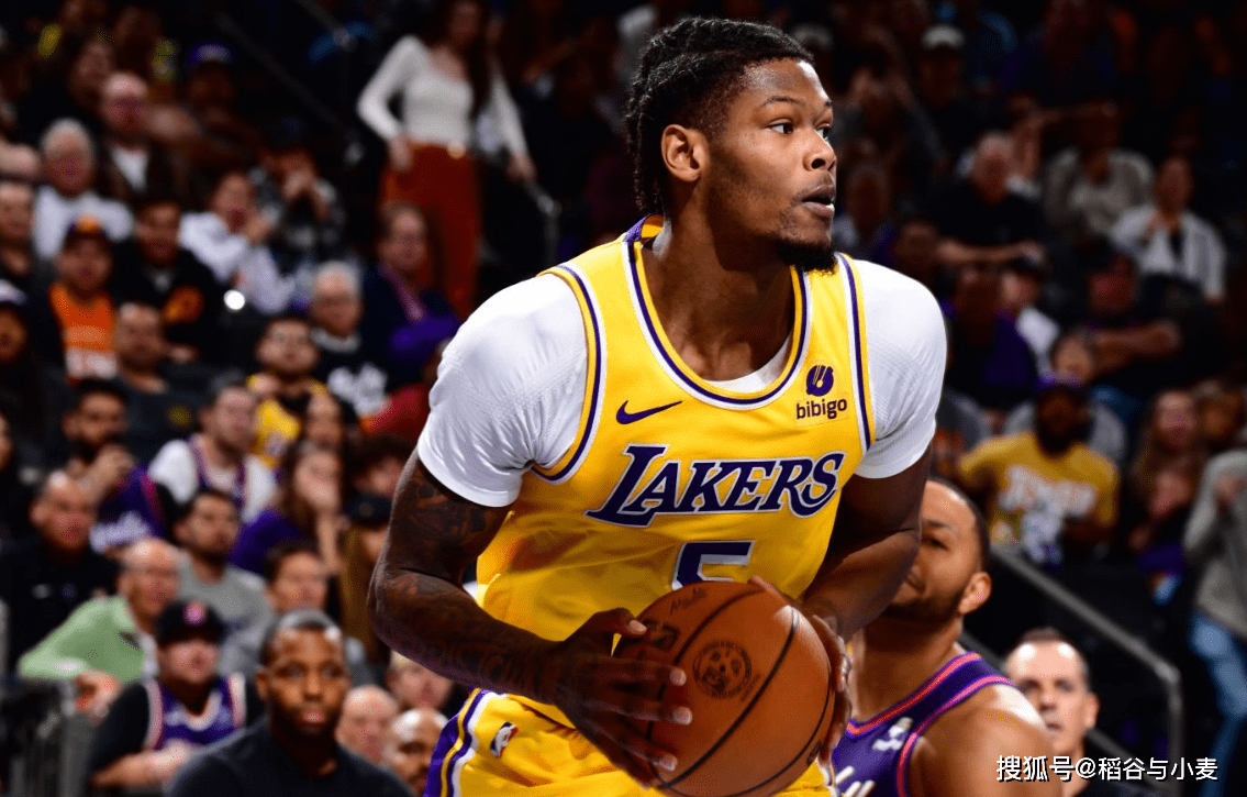 本场比赛中,湖人的先发锋线新星卡姆-雷迪什(cam reddish)可以说是一