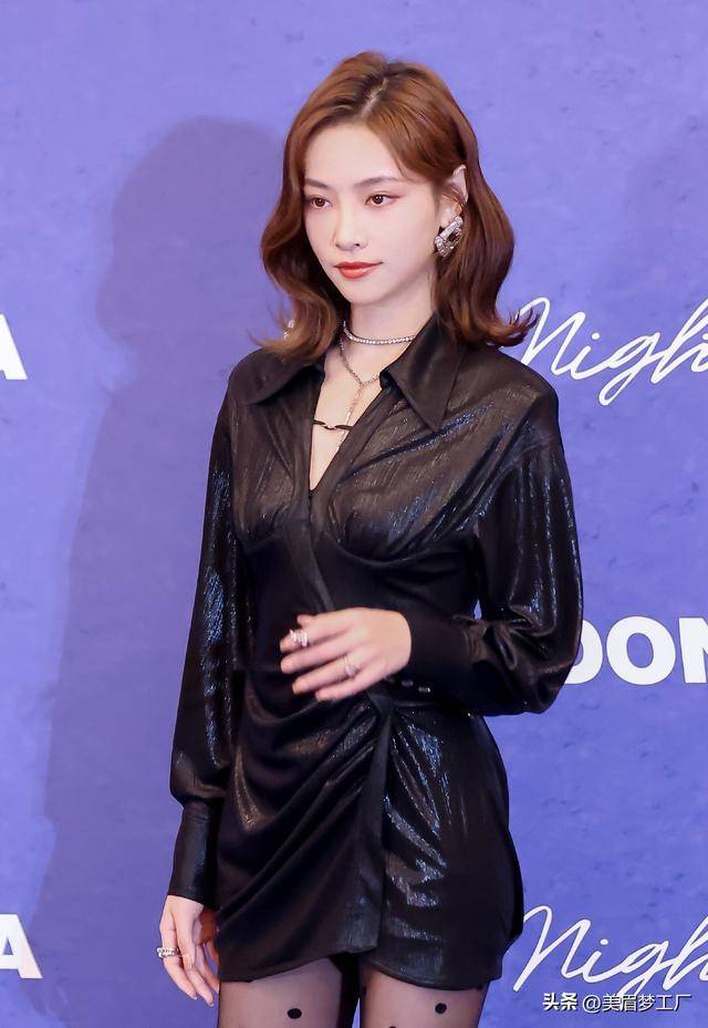 许佳琪魅惑黑丝大长腿令人心跳加速!_诱惑_黑色_魅力