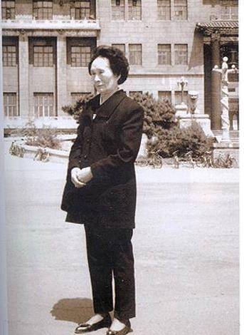 李淑贤:三婚嫁给溥仪,婚姻仅维持五年,曾借100元安葬溥仪_女子_照片