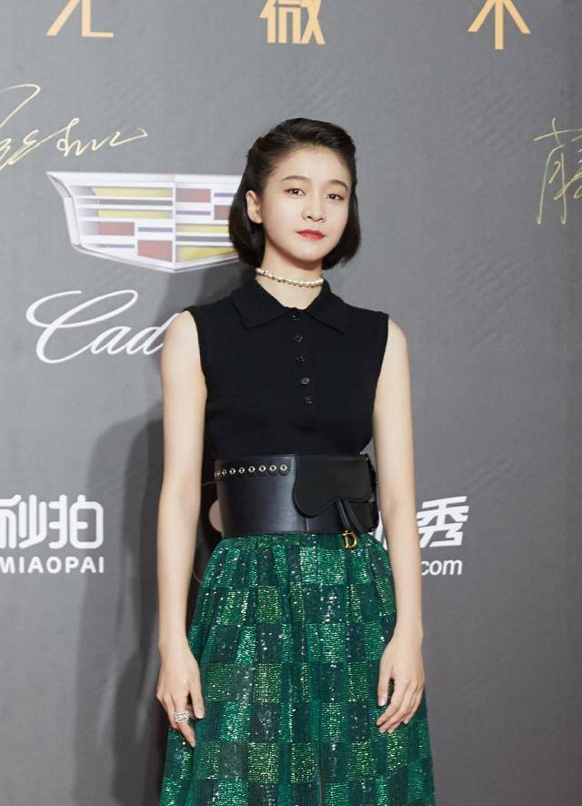 张雪迎剪掉10年长发,波波头搭配黑色衬衫绿色半身裙,时髦大气_造型