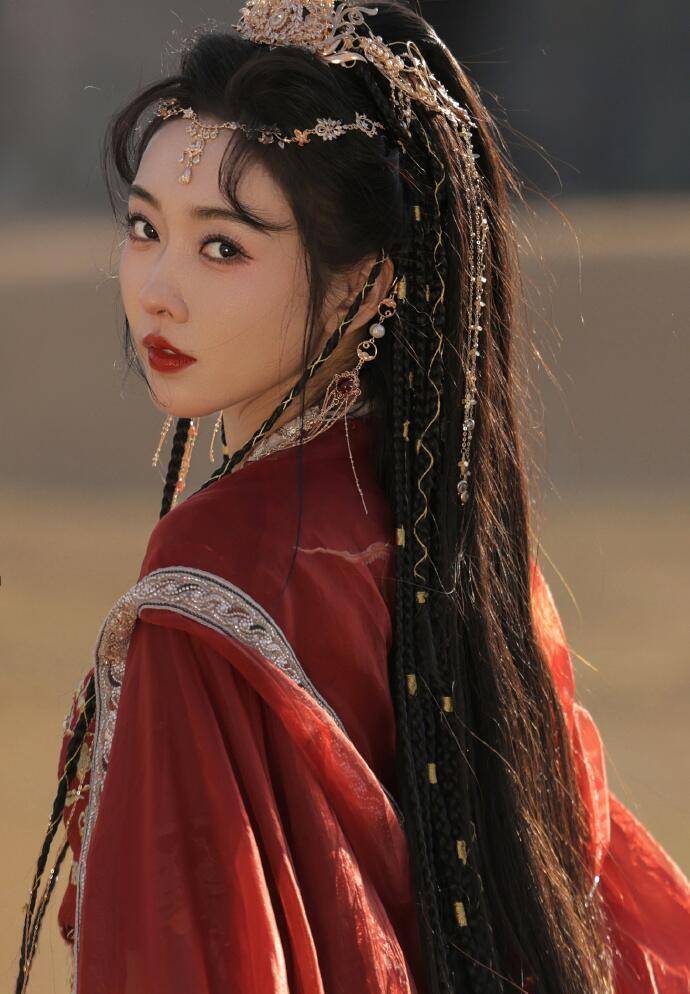 异域风情长相厚脸皮又漂亮,完美的"异域舞者"_造型_红色_款式