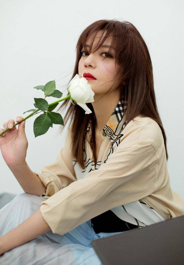 赵薇换新发型,43岁老阿姨变美少女,扎编发搭配红色t恤装嫩_身材_不