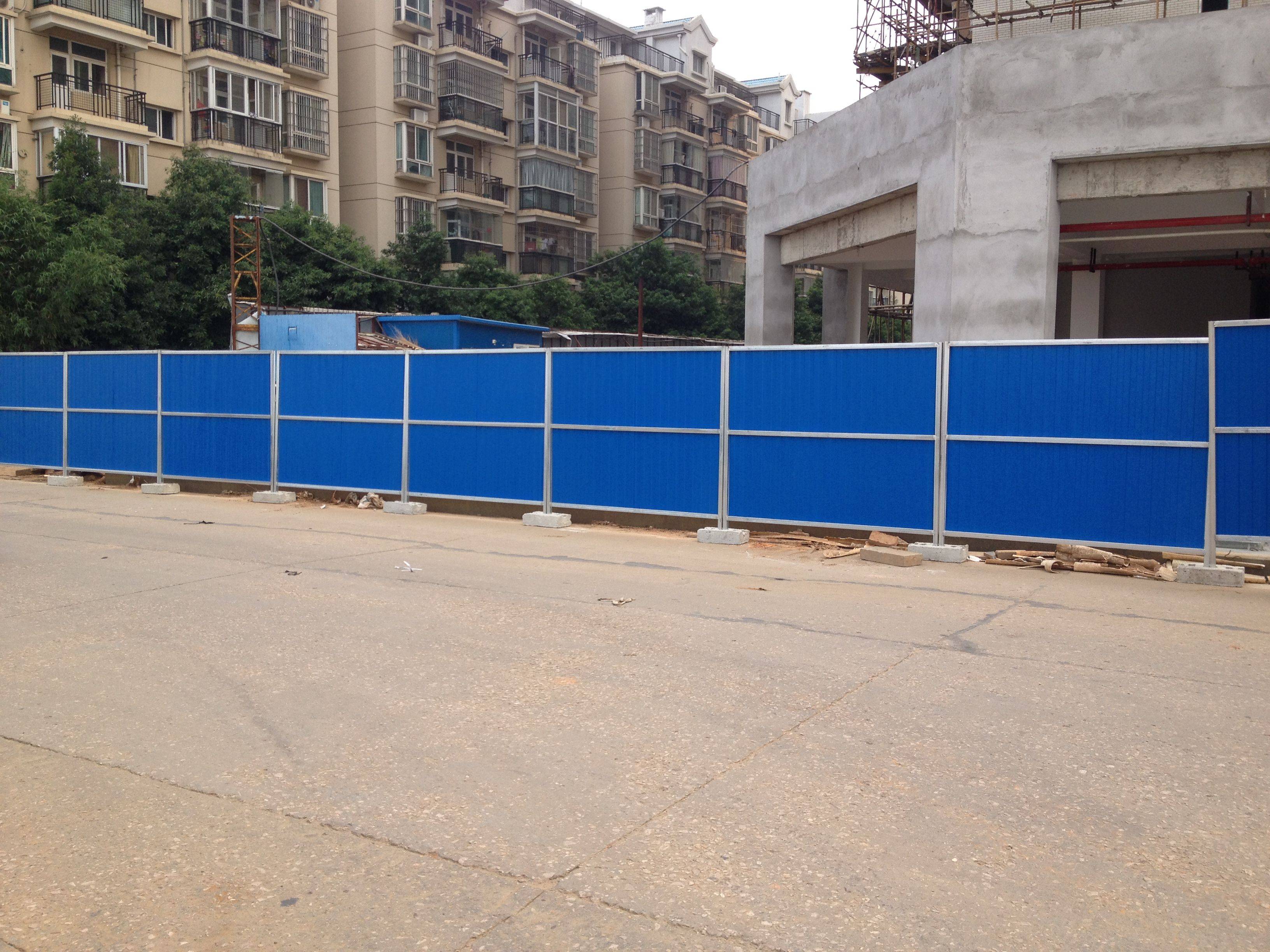 市政工地pvc施工围挡 市政建筑围挡_移动式_立柱_进行