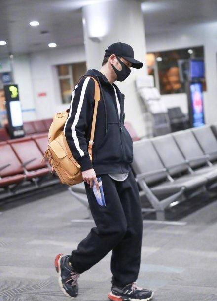 杨烁风波后首次现身,一身运动休闲装帅呆了,你一直这么有魅力_时尚