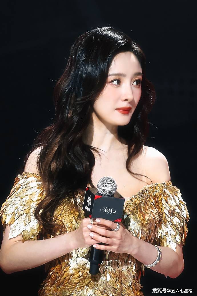 深v鎏金裙,事业线杨幂不论颜值还是身材都无可挑剔!_羽翼_服装_时尚