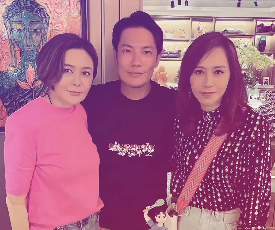 关之琳和刘嘉玲年轻时都很了不起,现在相差2岁,一个是时尚,一个是变异