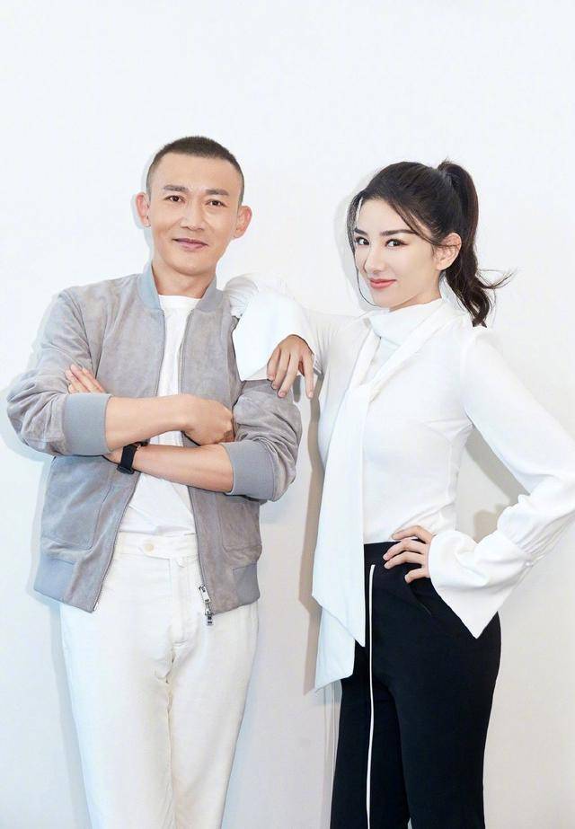 黄奕真的很大胆,43岁穿西装剪短发,比一些男人还要帅气!