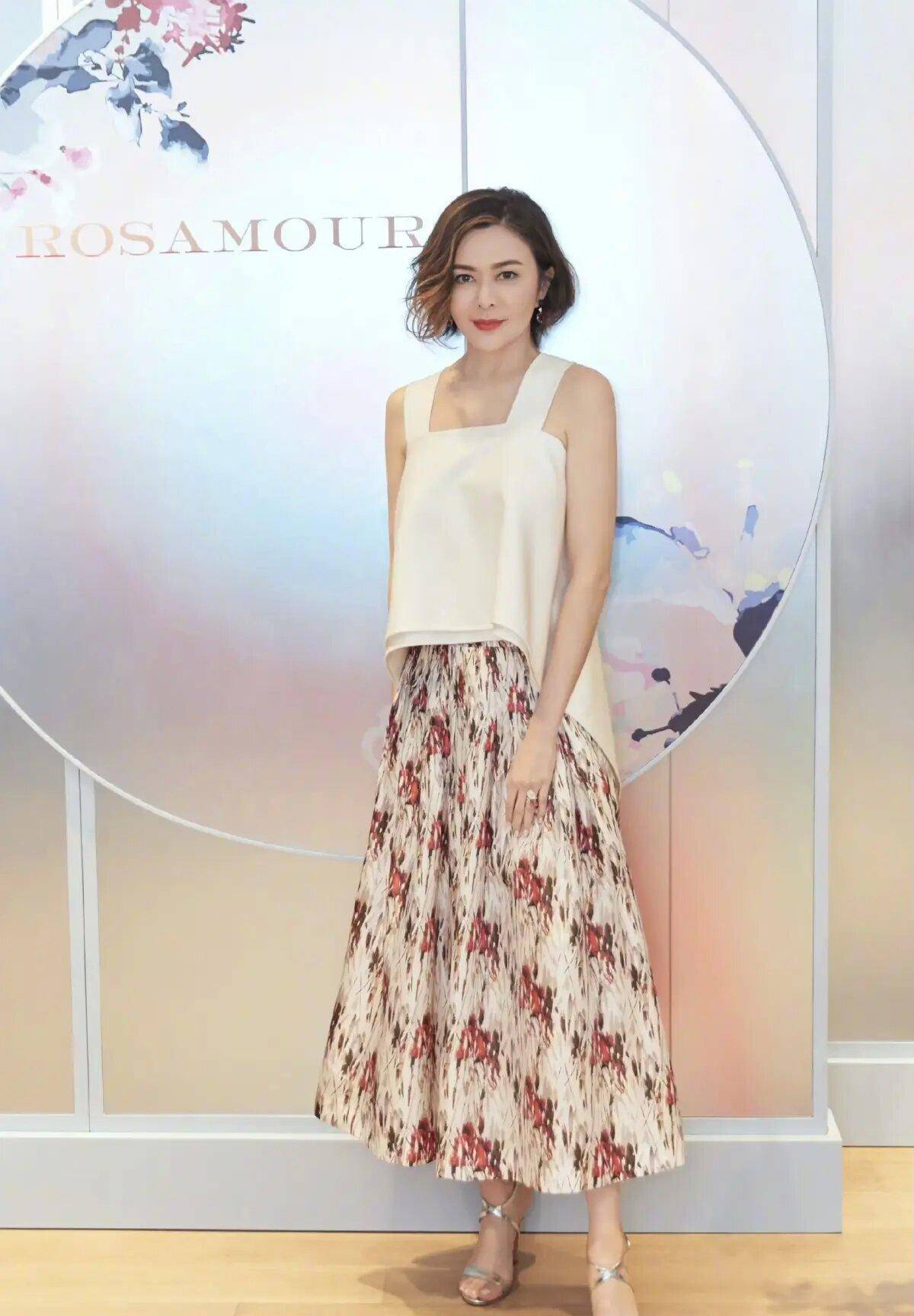 关之琳吃了"防腐剂"吗,穿低胸印花连衣裙惊艳四座,不输小姑娘_女性