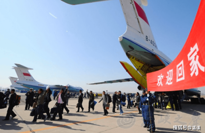 利比亚撤侨:中国工人跨越百里沙漠,回国后的侨胞亲吻祖国大地!