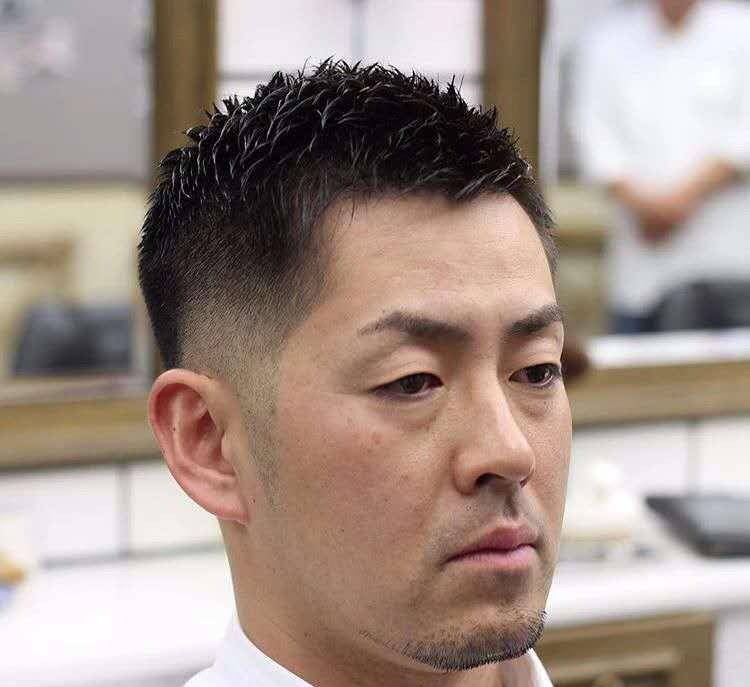 28分短发中年男士选择的发型不仅要改变脸型,还要强调自己成熟稳重的