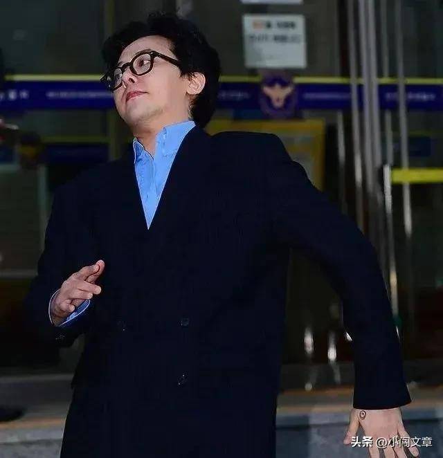 离开派出所时,权志龙走路,跳跃,说话,动作都不稳定.