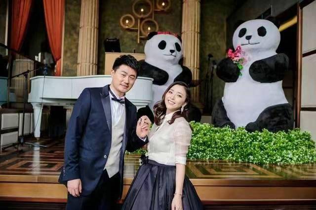 黄小蕾现身自然电影周 走进雅安大熊猫 呼吁:善待动物和大自然