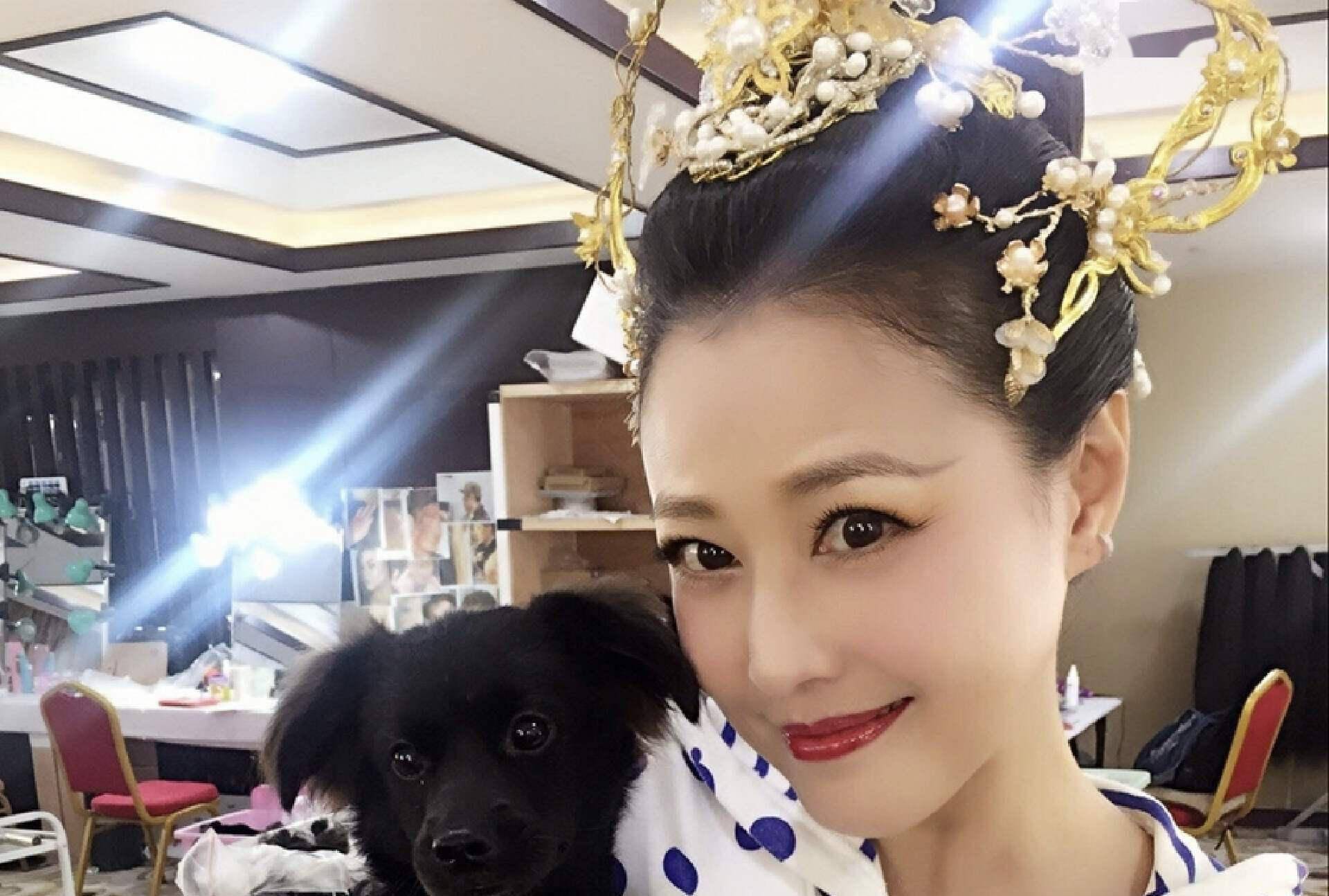 自从上一次恋情结束以来,周海媚的爱情生活变得有些神秘.