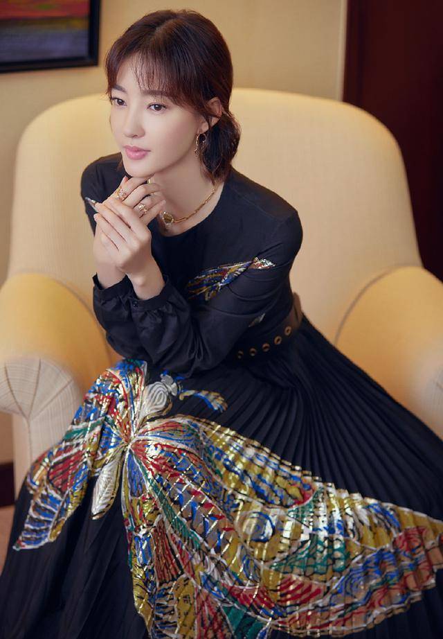 王丽坤一件红色的修身上衣搭配上一条黑色短裤,真的是太有气质了,黑色