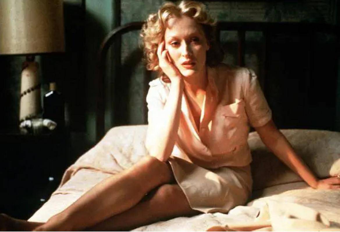 在出演《苏菲的选择》前,为了诠释好逃出奥斯维辛的波兰女孩角色,自学