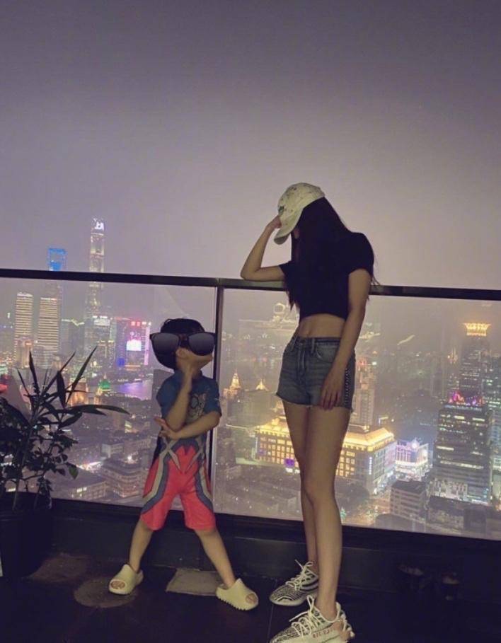 黄晓明晒全家福庆生,祖孙三代同框超有爱,小海绵送爸爸糖果礼盒_儿子