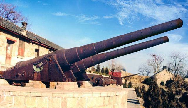 在丰岛海战中,当方伯谦所在的司令塔中弹,大副沈寿昌战死,鲜血飞溅了