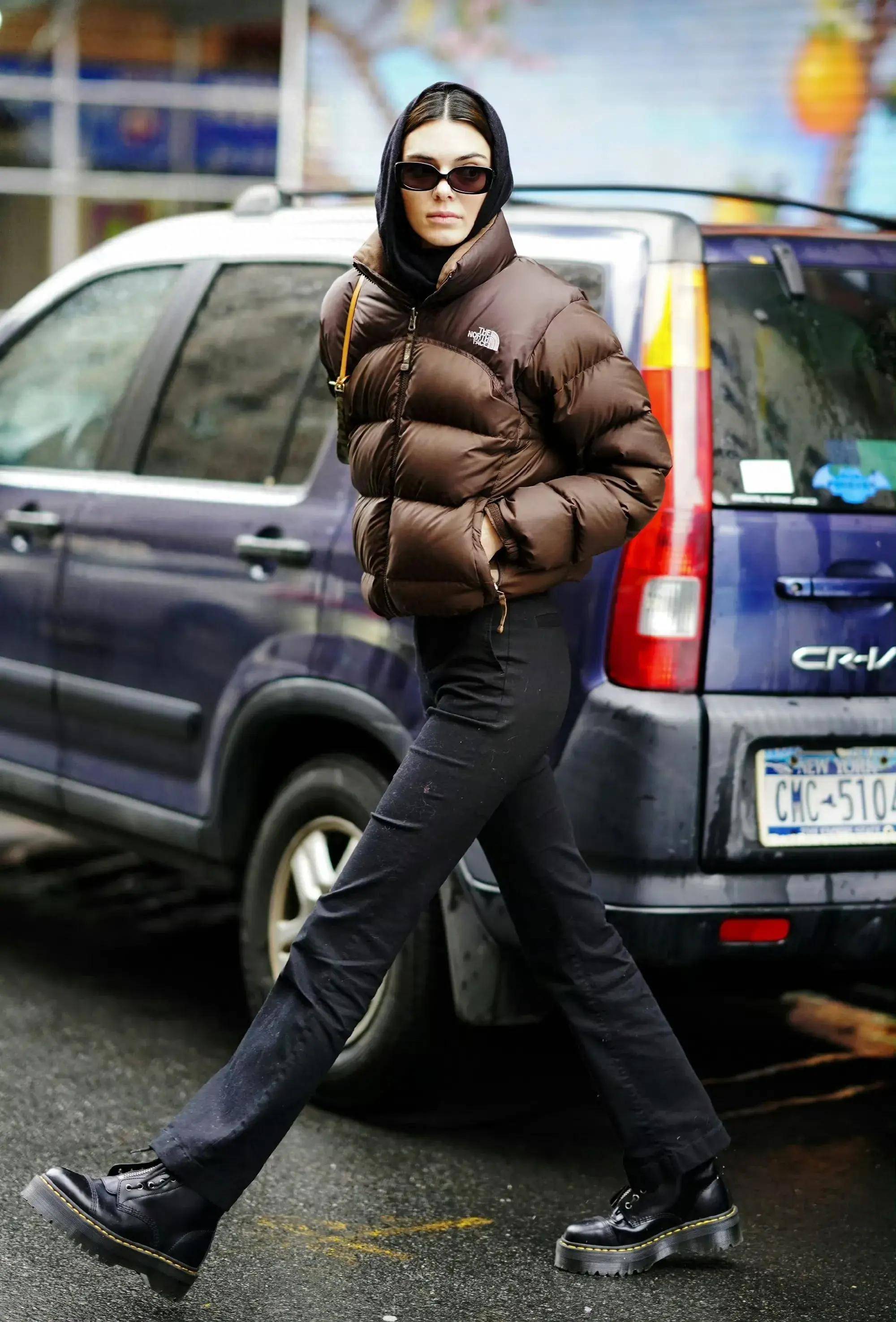 肯豆超短羽绒服3种搭配,帅气时髦运动切换美式辣妹多种风格_示范_休闲