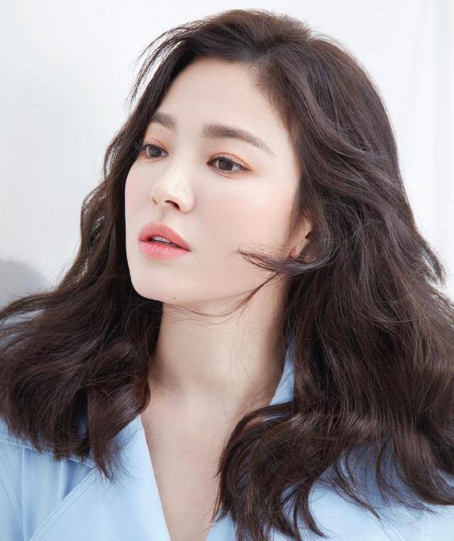 38岁宋慧乔留回十年长发,水波纹卷发造型减龄时髦,秒变18岁少女_发型