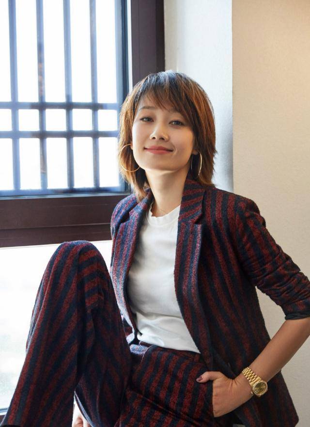 马伊琍越来越年轻了,短发搭配条纹西服干净利落,完全不像有43岁_发型