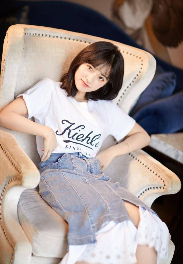 22岁的沈月青春活力如同18岁,短发造型太减龄,看得我都想试试了_初恋