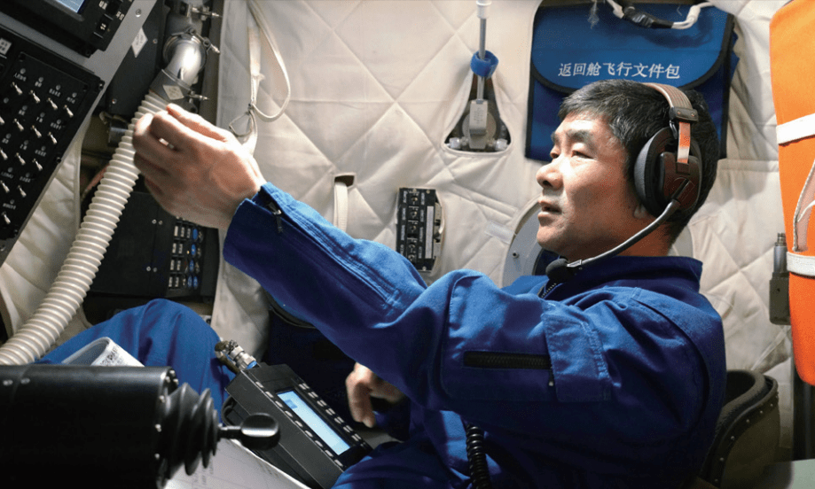 神七凶险时刻:航天员翟志刚冒险出舱,遭遇轨道舱"失火",能量早餐助力