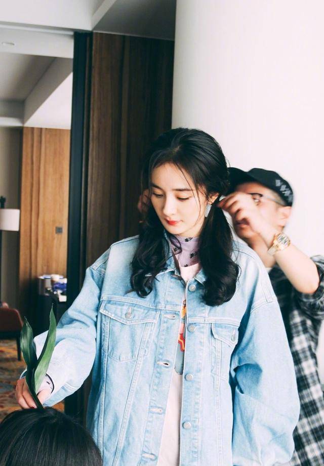 33岁杨幂风波后现身机场,身穿黑色风衣搭配t恤牛仔裤,气质开挂_造型