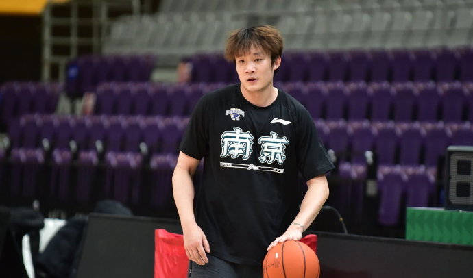 丁彦雨航重返济南,他为球迷签名,或首发享受欢呼_山东队_比赛_球员